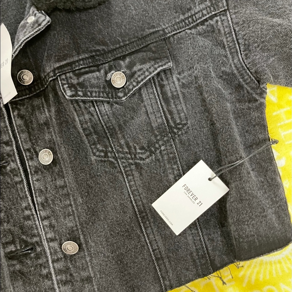 FOREVER 21 - Picture 2 of 7